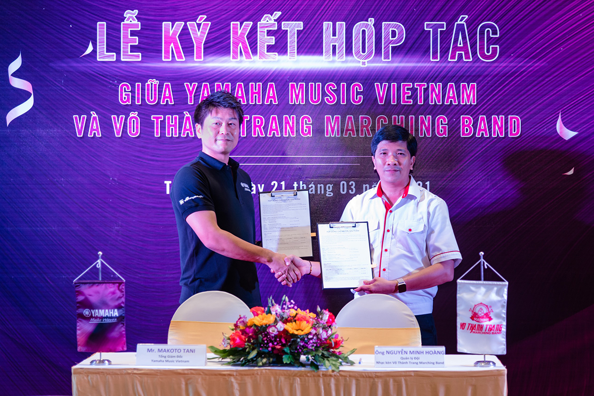 Đại diện Công ty Yamaha (bên trái) và đại diện Võ Thành Trang Marching Band 