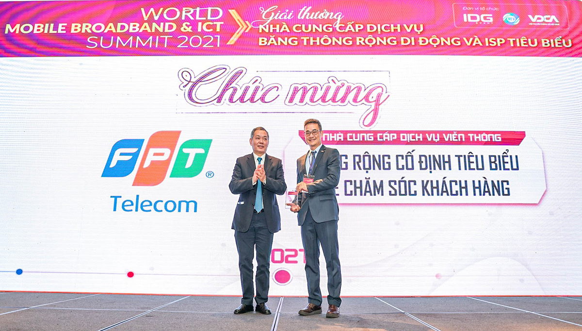 Phó tổng giám đốc Chu Hùng Thắng đại diện FPT Telecom nhận giải “Nhà cung cấp dịch vụ viễn thông tiêu biểu về Chất lượng chăm sóc khách hàng băng thông rộng cố định”