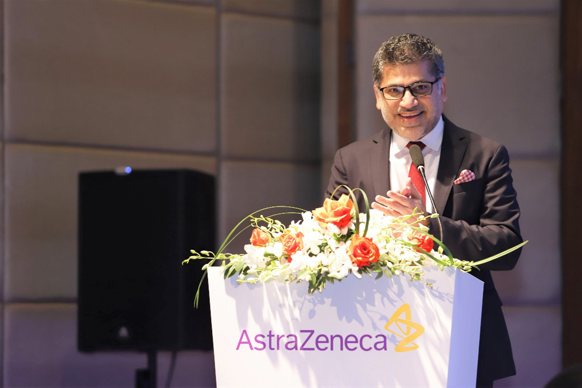 Ông Nitin Kapoor, Chủ tịch kiêm Tổng giám đốc AstraZeneca Việt Nam phát biểu chào mừng các chuyên gia cùng tham luận tại hội nghị