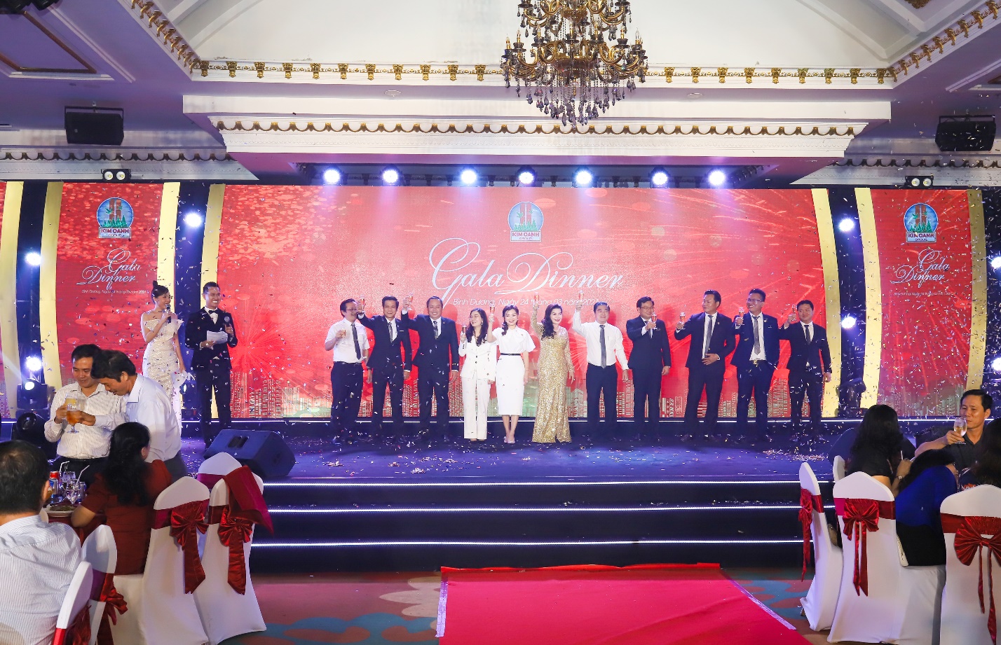 Ban Lãnh đạo Kim Oanh Group nâng ly chúc mừng thành quả kinh doanh năm 2020