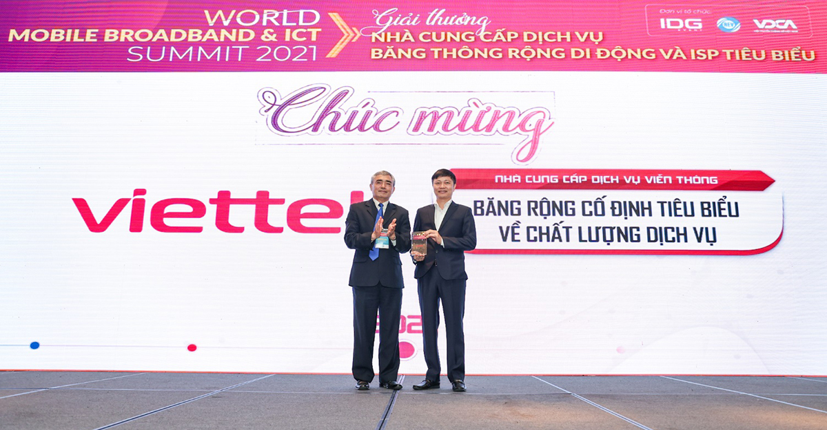 Ông Nguyễn Thành Nhương, Phó tổng giám đốc Viettel Telecom lên nhận 2 giải thưởng lĩnh vực viễn thông