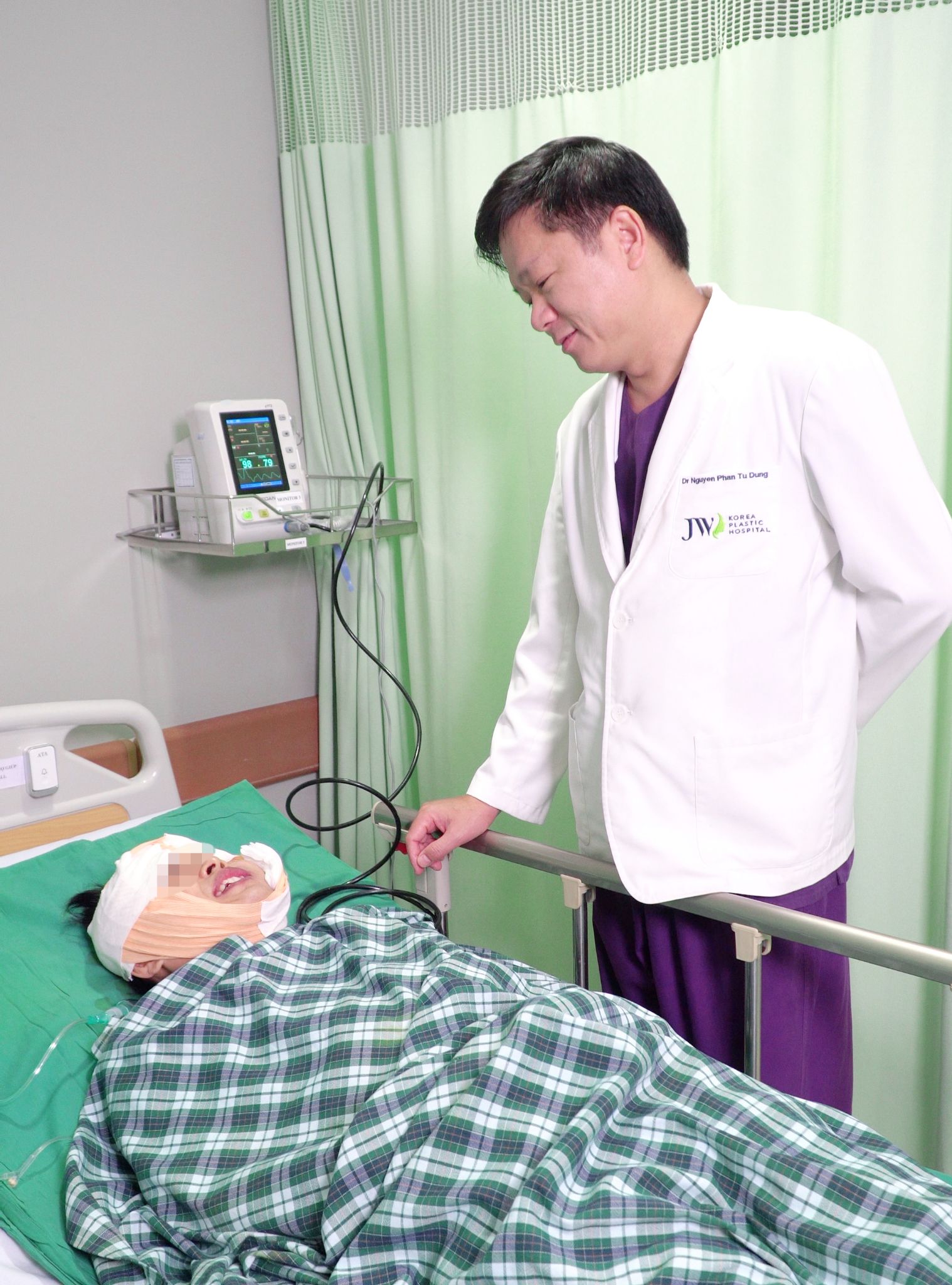 Bác sĩ Tú Dung hạnh phúc thăm khám bệnh nhân ngay tại phòng hậu phẫu