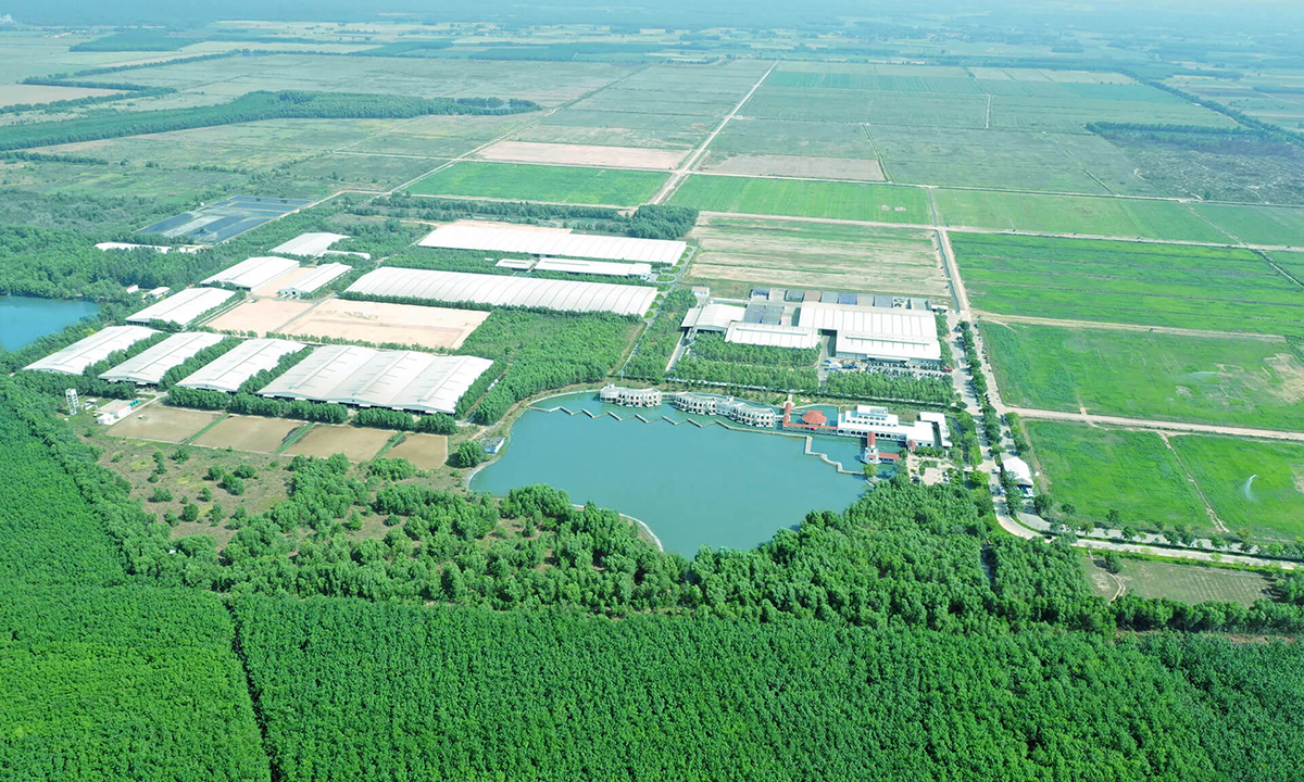 Toàn cảnh Trang trại sinh thái Vinamilk Green Farm Tây Ninh với 9 hồ nước điều hòa khí hậu, làm mát cho cả khu vực, tạo ra không gian mát mẻ ngay cả trong mùa nắng nóng cao điểm