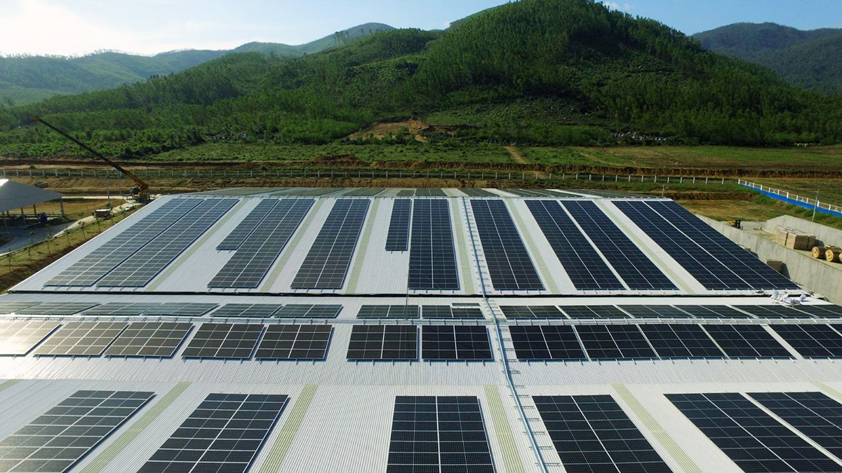 Hệ thống năng lượng mặt trời được Vinamilk triển khai tại hệ thống Trang trại sinh thái Vinamilk Green Farm 