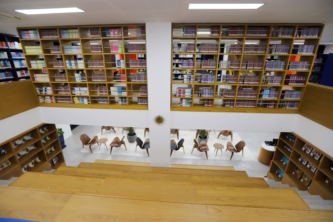 Thư viện Trần Nhân Tông - Đông A Campus thiết kế theo lối kiến trúc mở với hàng ngàn đầu sách, tài liệu chuyên ngành và tham khảo