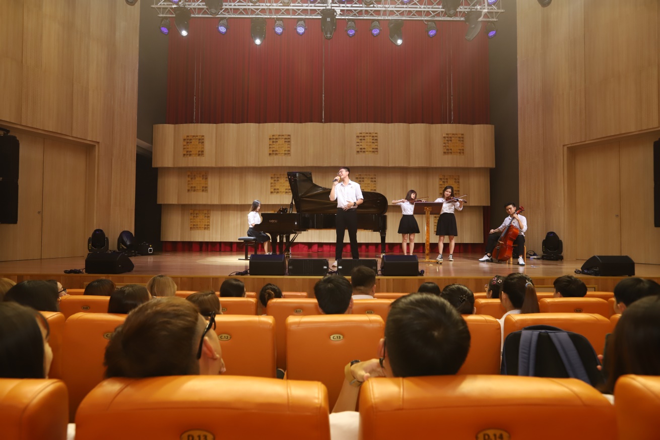 Nhà hát Diên Hồng là nhà hát tiêu chuẩn Opera sang trọng, sở hữu cây đàn Fazioli F278, một “siêu phẩm” của SIU được giới sử dụng đàn gọi với cái tên thân mật là “Khủng long chúa” 