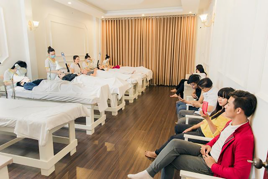 Giường massage được sử dụng trong hầu hết dịch vụ tại spa