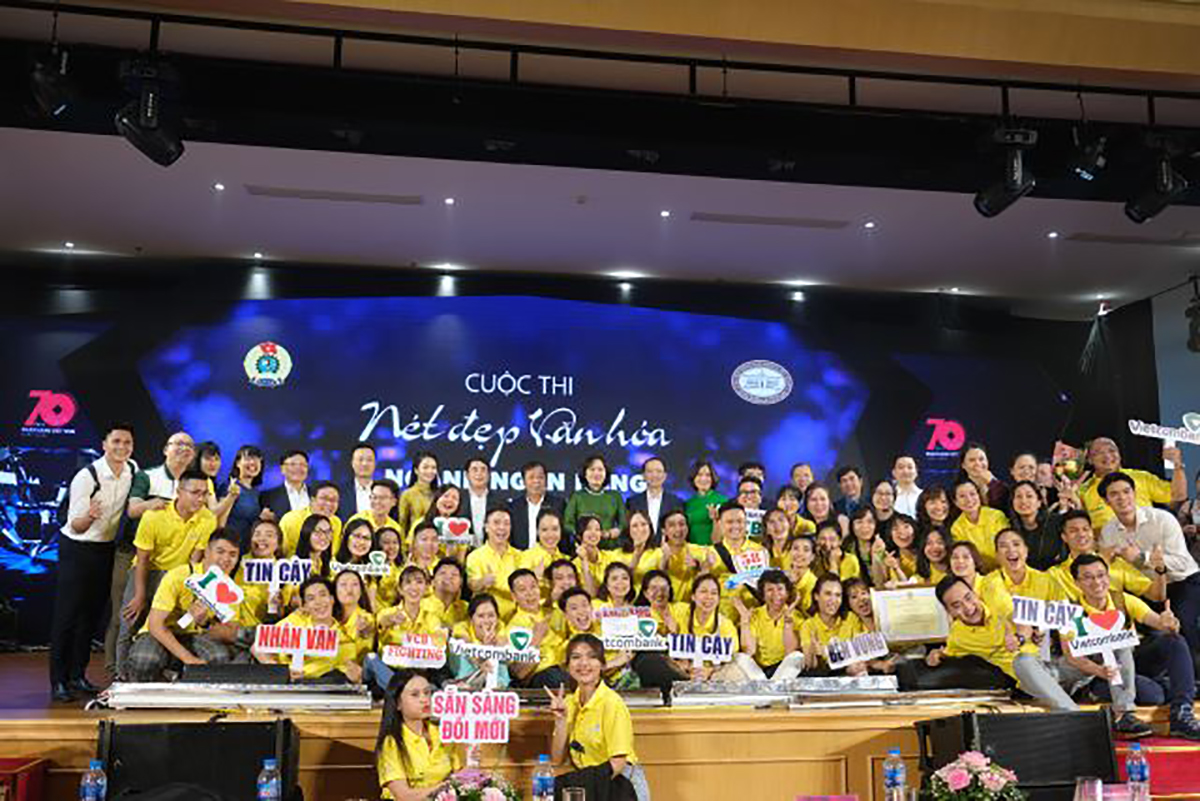 Lãnh đạo NHNN Việt Nam và Vietcombank cùng Công đoàn Vietcombank chụp ảnh lưu niệm với Đội thi Vietcombank