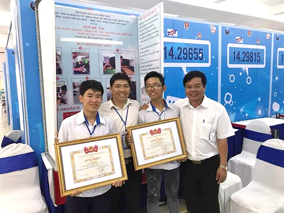Nguyễn Trung Hiếu (đeo kính) nhận Bằng khen của Bộ GD-ĐT khi đoạt giải nhì Cuộc thi Khoa học kỹ thuật cấp Quốc gia dành cho học sinh THPT