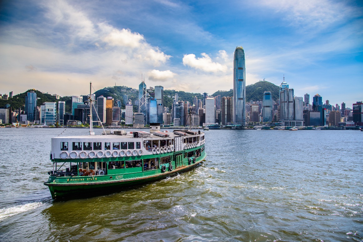 Đi phà Star Ferry là một cách cổ điển để ngắm nhìn Hồng Kông hiện đại