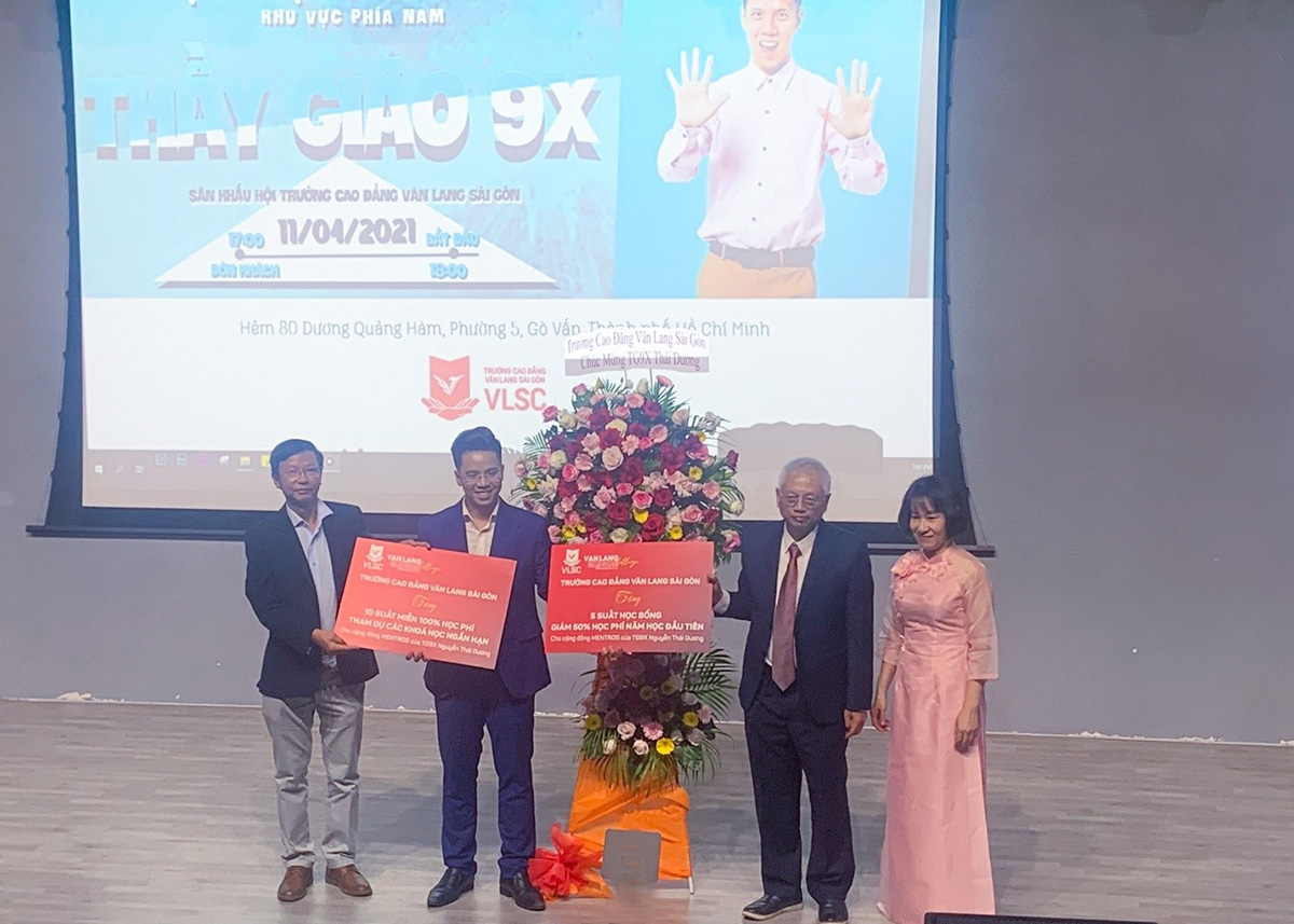 Ban giám hiệu Trường CĐ Văn Lang Sài Gòn Trao tặng học bổng cho cộng đồng Mến Trò