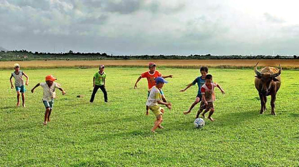 Từ bãi đất trống đến thảm cỏ xanh, bất kỳ nơi đâu cũng có thể trở thành sân chơi dành cho các bạn trẻ đam mê bóng đá 
