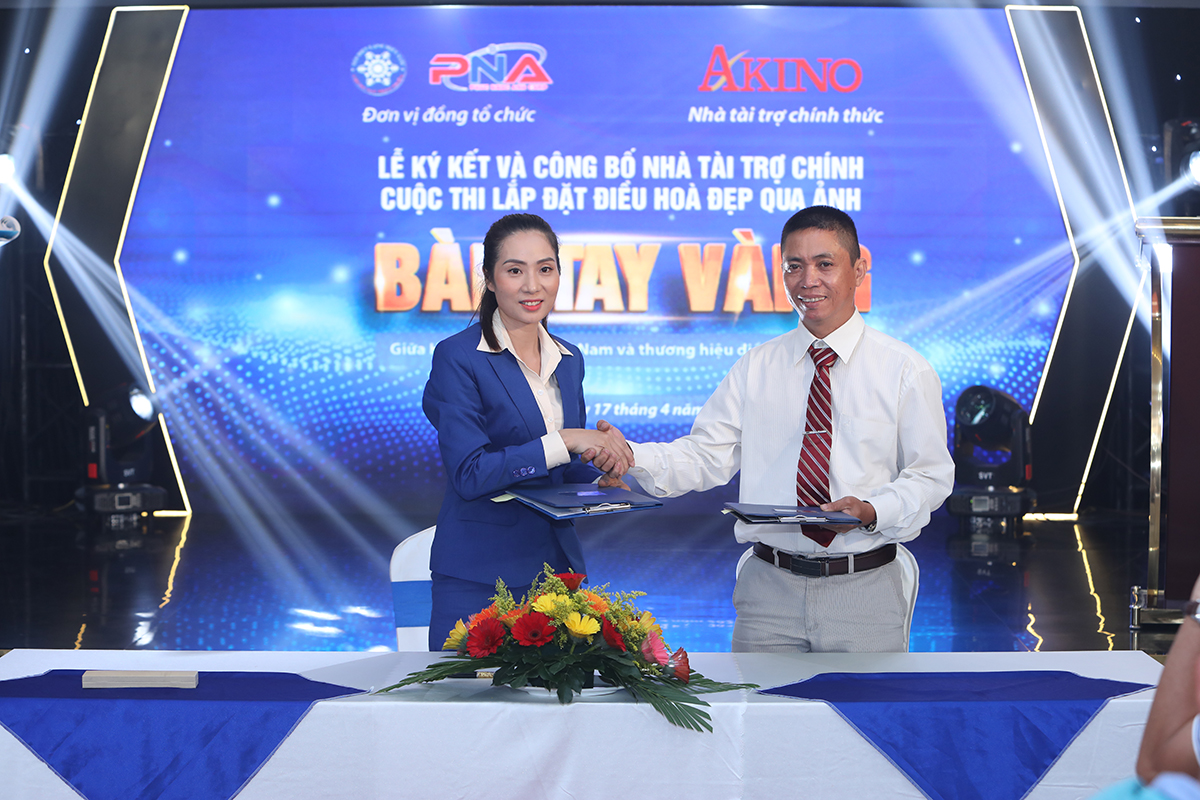Bà Nguyễn Thị Lan - đại diện thương hiệu AKINO và ông Nguyễn Đức Hoàng - Trưởng BTC cuộc thi tại buổi lễ ký kết tài trợ
