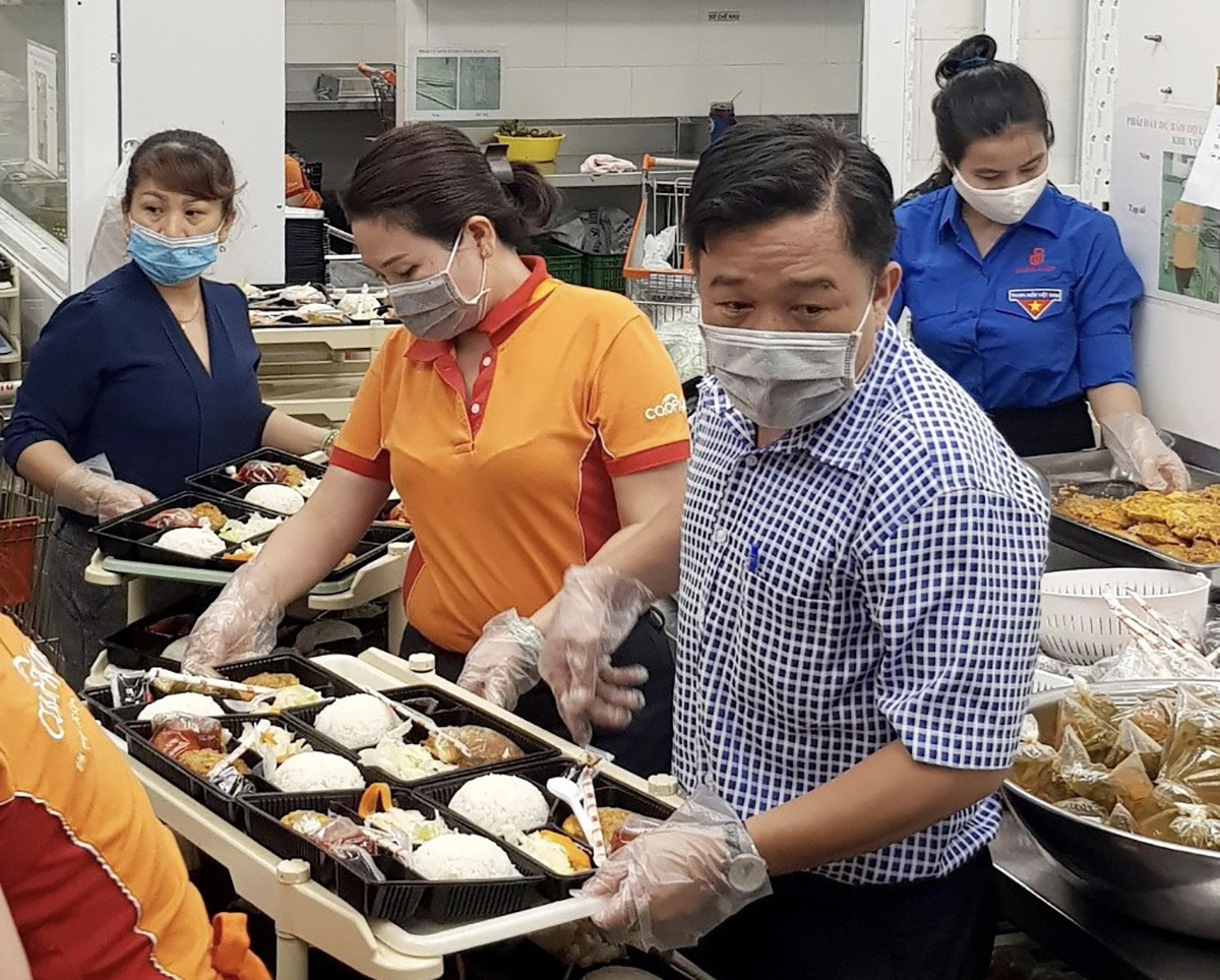 Cán bộ nhân viên Saigon Co.op chuẩn bị hàng chục nghìn suất ăn mỗi ngày phục vụ các khu cách ly tập trung