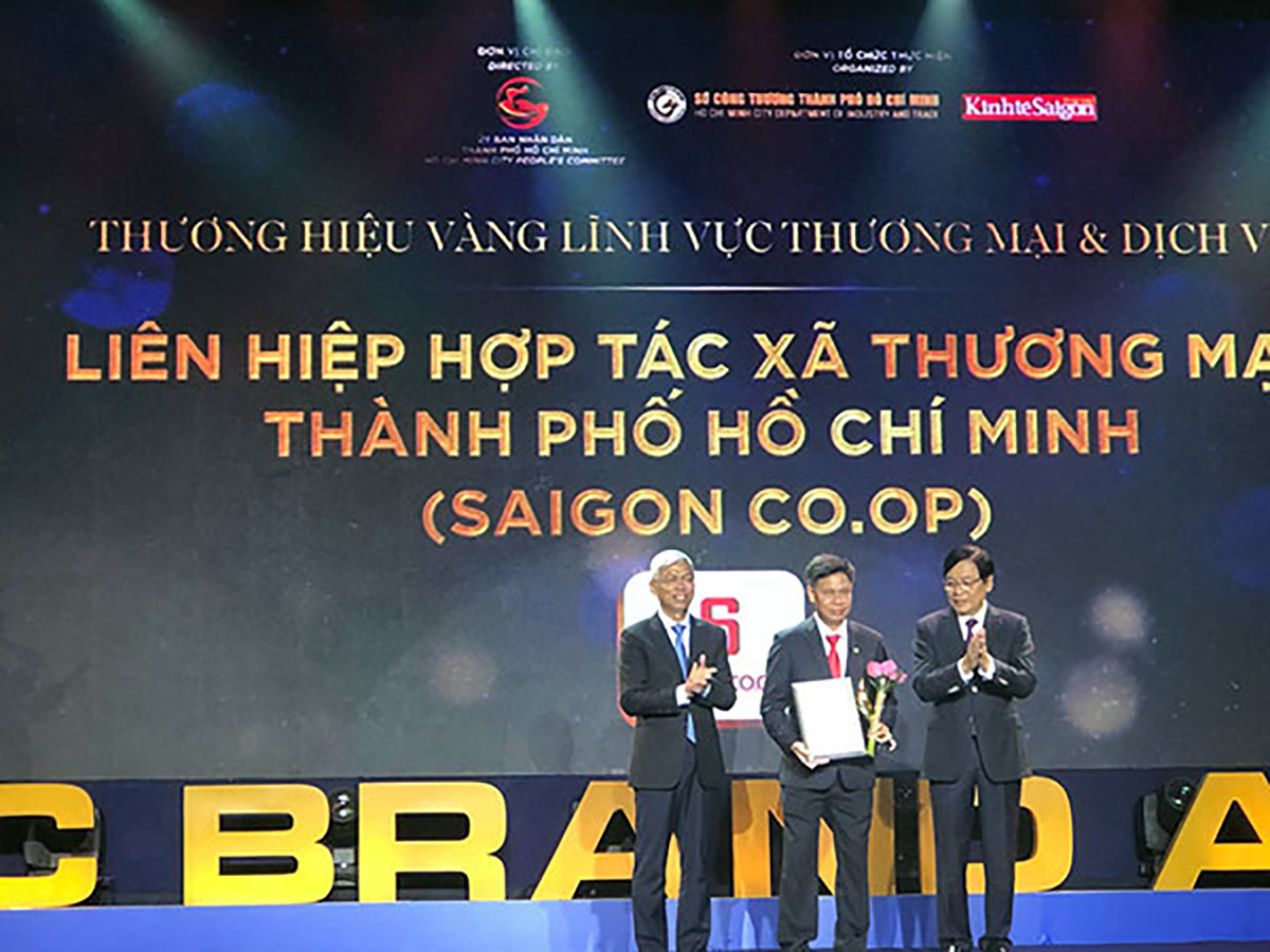 Đại diện Ban Tổng giám đốc Saigon Co.op nhận Giải thưởng Vàng “Thương hiệu Việt được yêu thích nhất” năm 2020 do UBND TP.HCM trao tặng