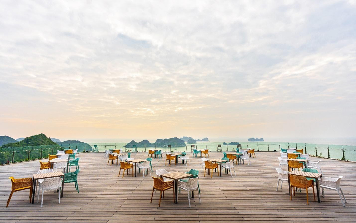 Lan Hạ Sky Bar & Restaurant trên tầng 17 với tầm nhìn ôm trọn vịnh di sản, sẽ chắp cánh cho những bữa tiệc đẳng cấp càng thêm phần thăng hoa, hoàn hảo