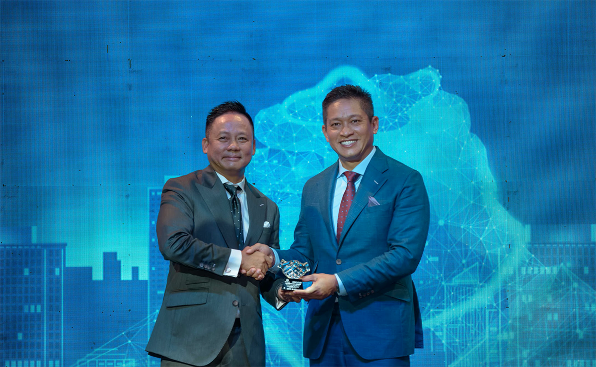 Đại diện Tập đoàn Tài Chính T99 - ông Bùi Đức Long (bên trái) và đại diện VNG Cloud - ông Vũ Minh Trí (bên phải) bắt tay đánh dấu hợp tác toàn diện phát triển