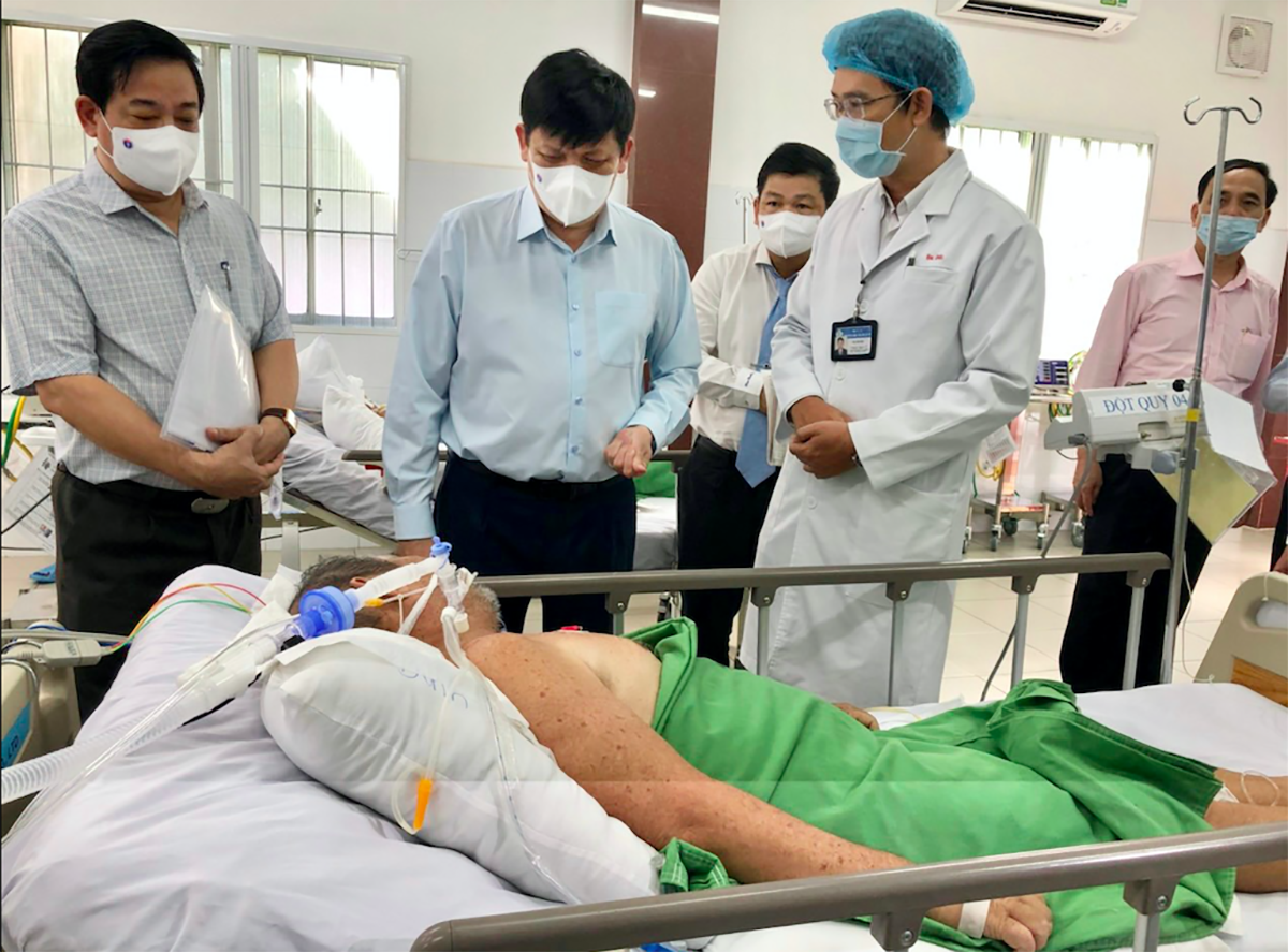 Bộ trưởng Bộ Y tế Nguyễn Thanh Long (thứ 2 từ trái qua) thăm bệnh nhân khoa Đột quỵ, BVĐK Trung ương Cần Thơ khám vận động cho bệnh nhân đột quỵ sau khi được can thiệp, cứu sống kịp thời. Ảnh: Đình Tuyển 