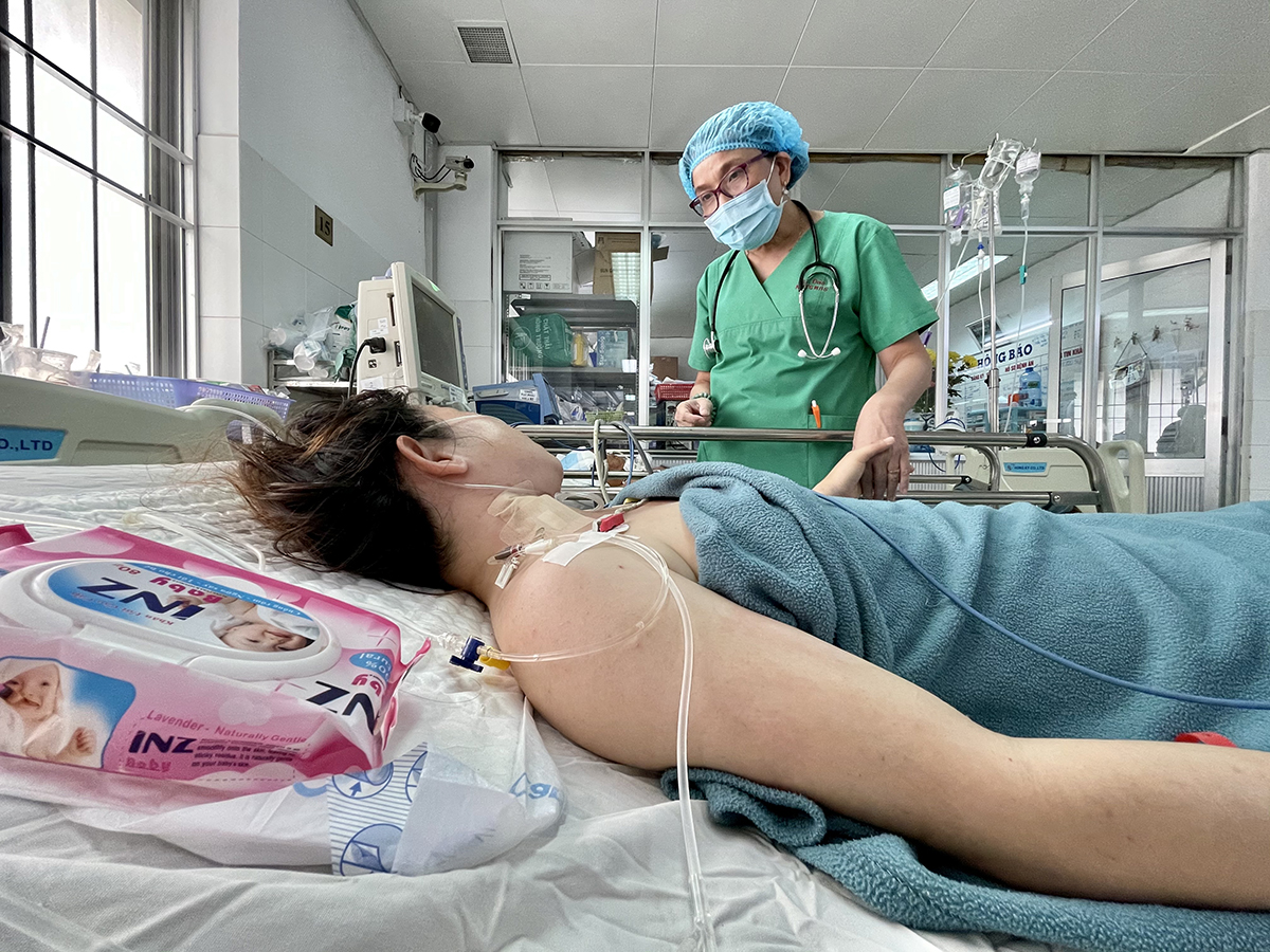 BS.CK2 Trần Huỳnh Đào, Trưởng khoa Phẫu thuật gây mê - Hồi sức, BVĐK Trung ương Cần Thơ thăm khám bệnh nhân sau phẫu thuật. Ảnh: Đình Tuyển