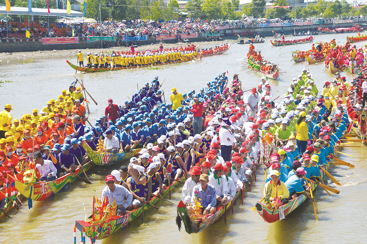 Lễ hội đua ghe ngo truyền thống của đồng bào Khmer ở tỉnh Sóc Trăng. Ảnh: Trần Thanh Phong
