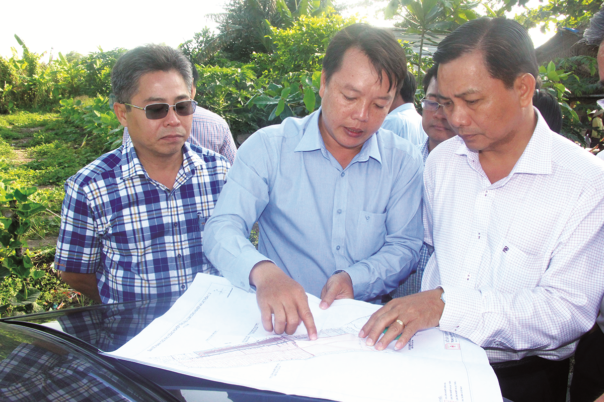 Ông Trần Văn Lâu, Chủ tịch UBND tỉnh Sóc Trăng (bìa phải),  khảo sát cụm công nghiệp ở H.Kế Sách
