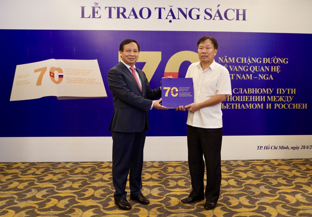 Đại sứ Ngô Đức Mạnh tặng sách cho Tiến sĩ Lê Tự Minh, Chủ tịch HĐQT Công ty CP Đầu tư IMG