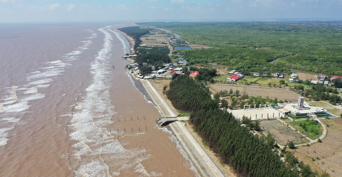 Hơn 65 km bờ biển còn rất hoang vu, thơ mộng đang được tỉnh Bến Tre phát triển du lịch sinh thái. ẢNH: B.B