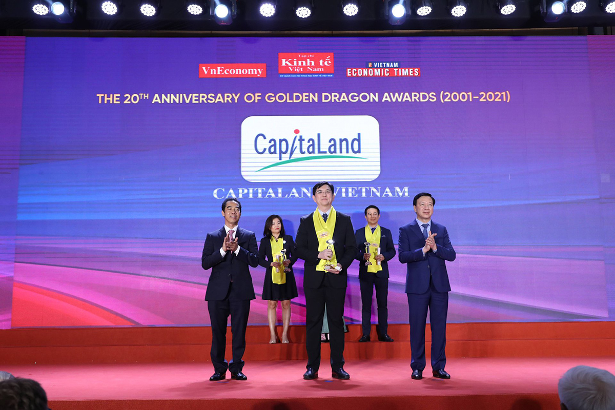 Đại diện CapitaLand Việt Nam nhận “Giải thưởng Rồng Vàng”
