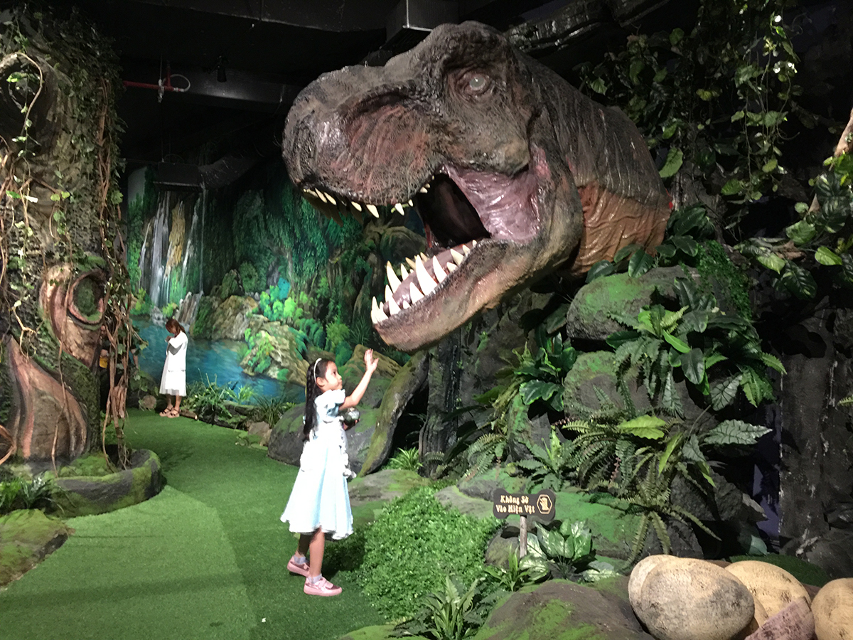  Thay vì nhìn khủng long qua phim ảnh, các trẻ nhỏ đến Công viên khủng long JPARK được thỏa sức khám phá, sờ ngắm các con khủng long cổ đại- ảnh HV