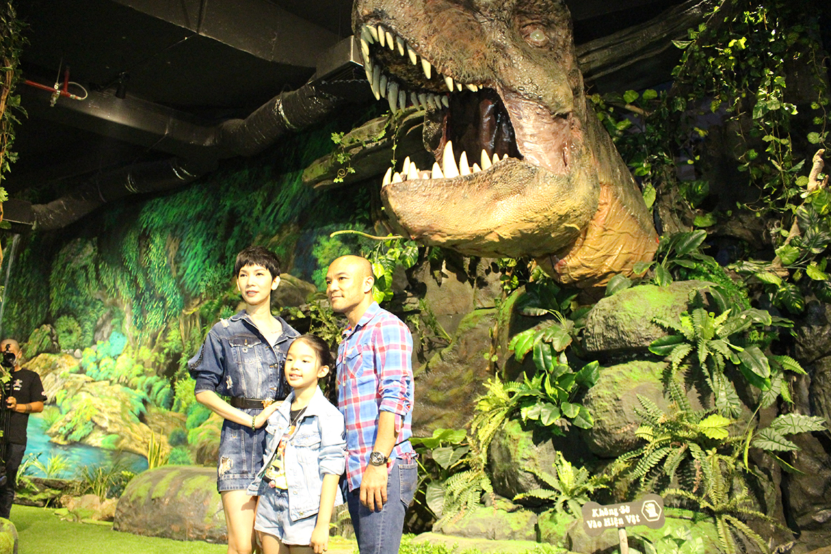 Gia đình siêu mẫu Xuân Lan cũng là những hành khách đầu tiên trong đoàn “thám hiểm” khám phá thế giới khủng long tại Công viên khủng long JPARK- ảnh HV