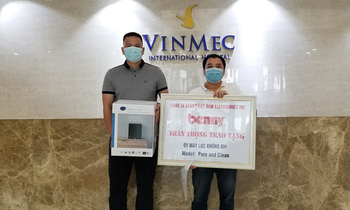 Benny trao tặng máy lọc không khí Active Pure cho Bệnh viện Vinmec 