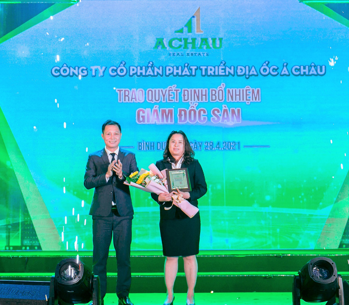 Ông Nguyễn Hữu Tạo trao quyết định bổ nhiệm giám đốc sàn tại lễ ra mắt hệ thống nhận diện thương hiệu mới của Địa ốc Á Châu