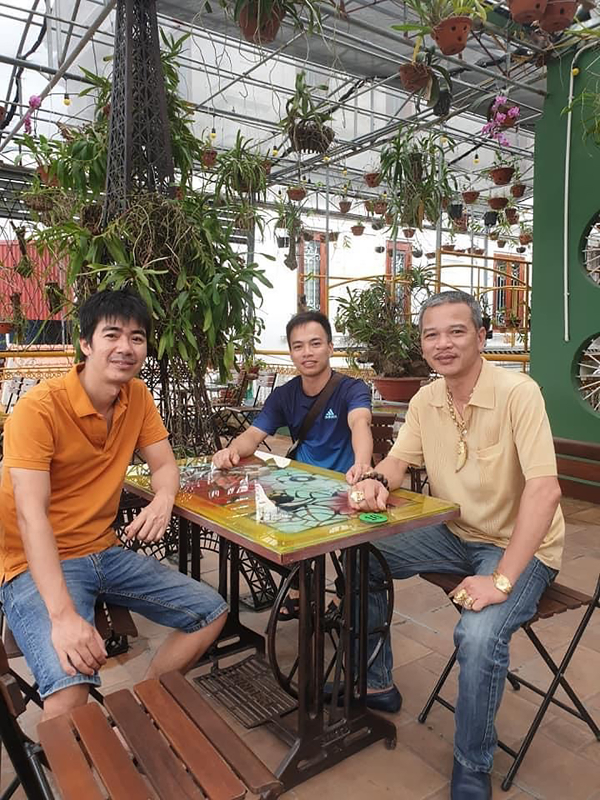  Ông chủ Hiếu Hoàng và vài người bạn tại Sài Gòn xưa coffee