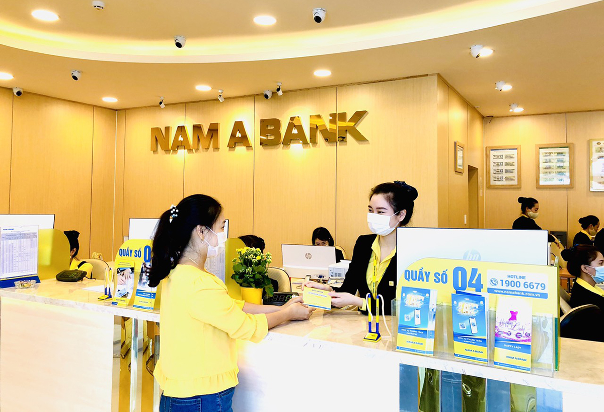 Khách hàng giao dịch tại Nam A Bank Thừa Thiên-Huế