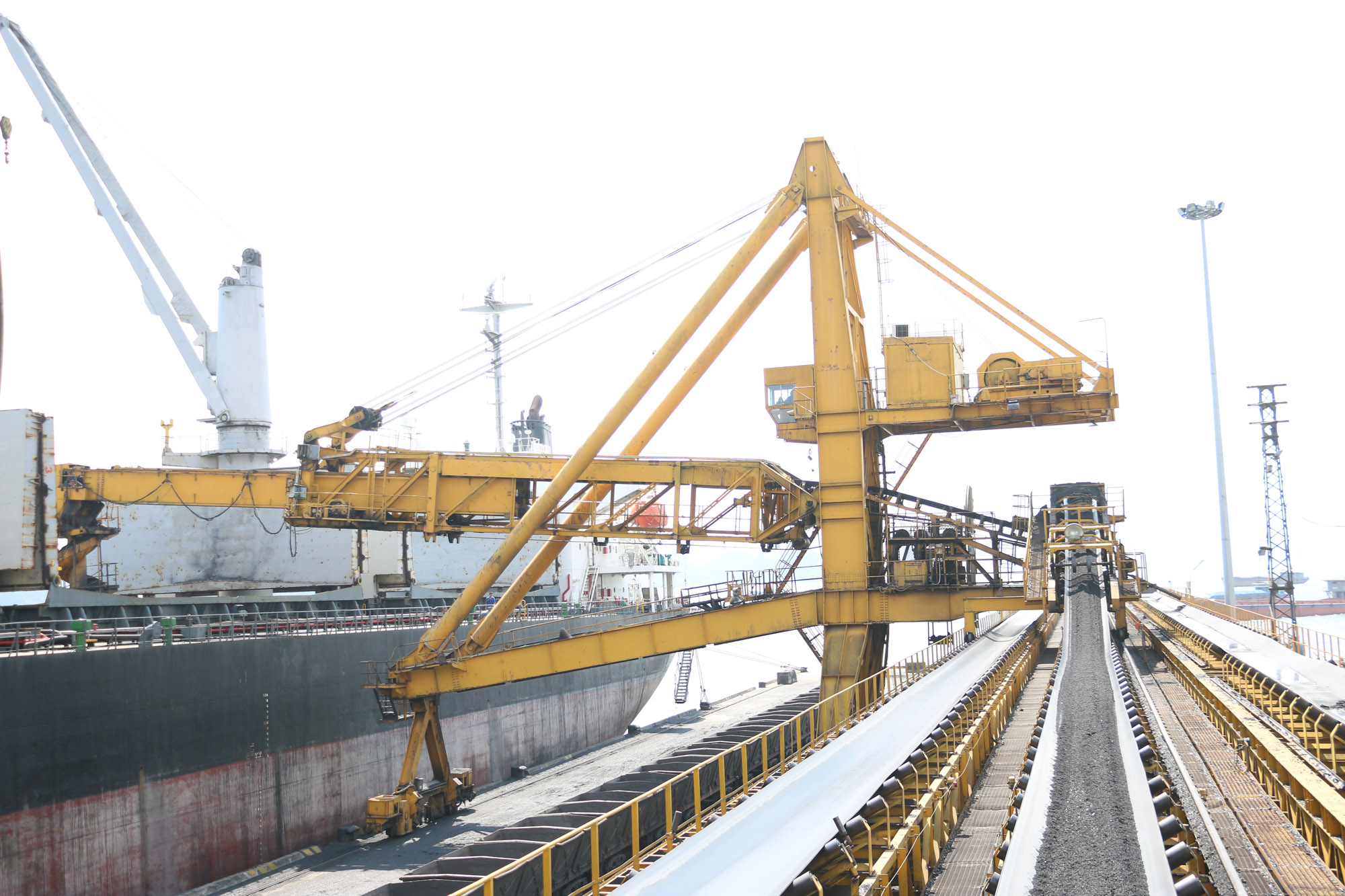 Tuyến băng tải vận chuyển than Khe Ngát - Điền Công (TP.Uông Bí) có mức đầu tư gần 1.300 tỉ đồng