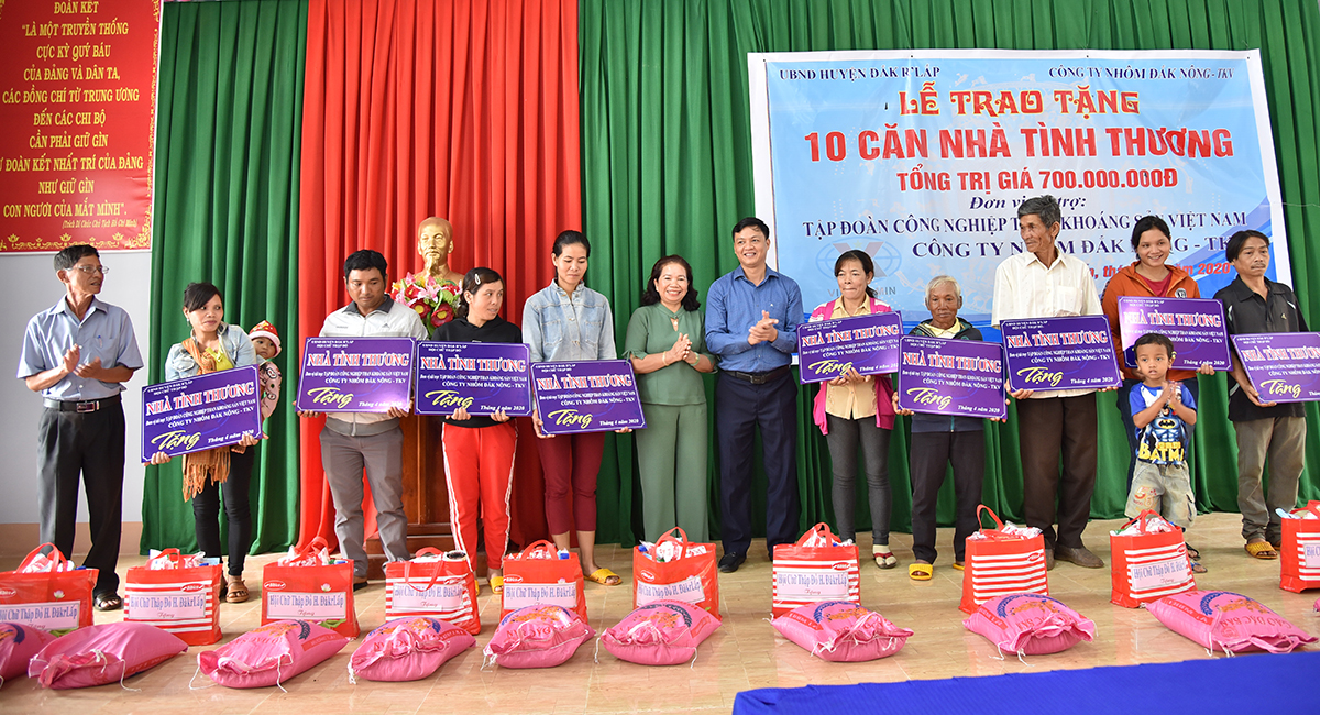 Giám đốc Công ty nhôm Đắk Nông Nguyễn Bá Phong trao nhà tình thương cho người khó khăn huyện Đắk R’lấp.