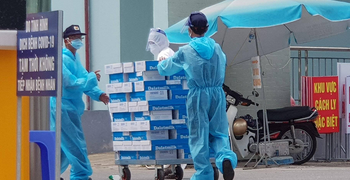Xe sữa được vận chuyển sâu vào bên trong Bệnh viện K Tân Triều