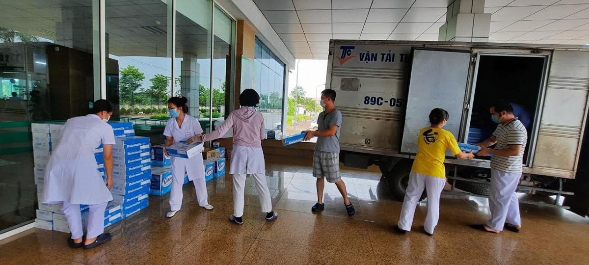 Hàng trăm thùng sữa được chuyển đến Bệnh viện Nhiệt đới T.Ư cơ sở Đông Anh. Sữa sẽ được các nhân viên y tế chuyển đến từng khoa, phòng tại Bệnh viện Nhiệt đới T.Ư