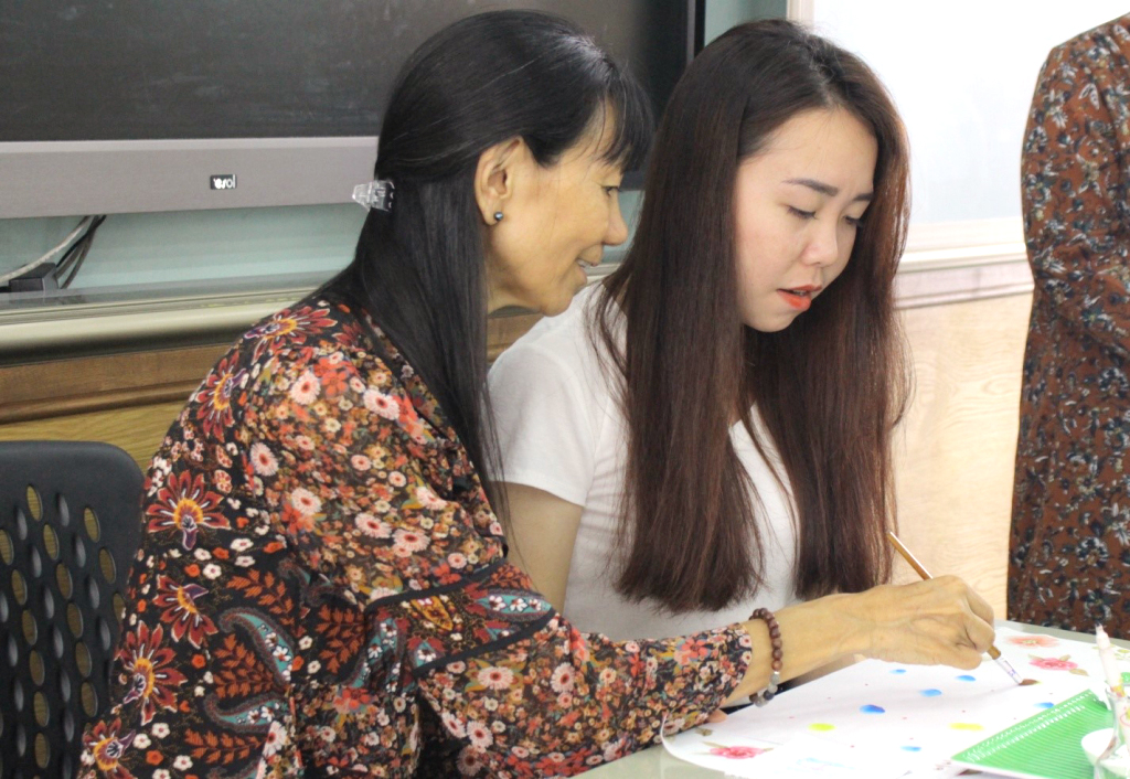Cô Diwo Lhamo Pemba đang hướng dẫn cho học viên