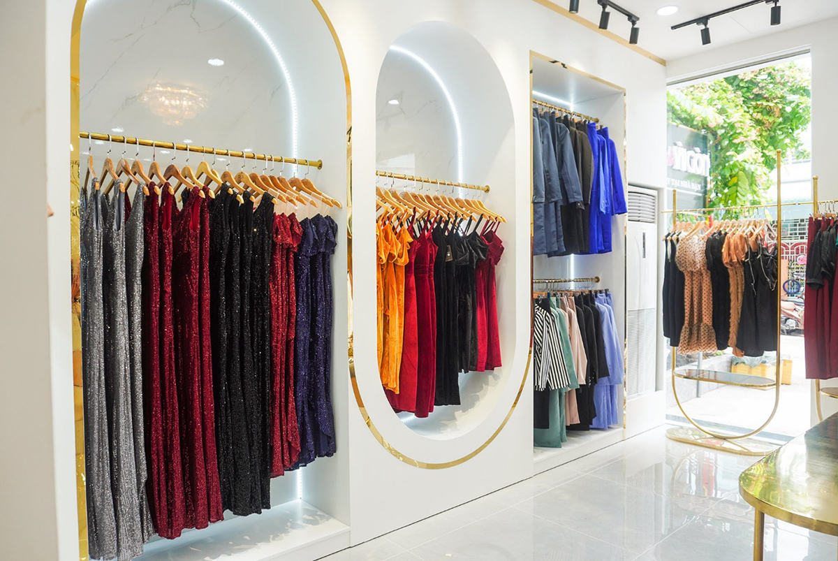 Tại Phong Cách Sài Gòn, quý khách hàng có thể khám phá một thế giới đầm váy, set jumpsuit đa dạng với những thiết kế và kiểu dáng đơn giản, nhưng vẫn bắt kịp xu hướng