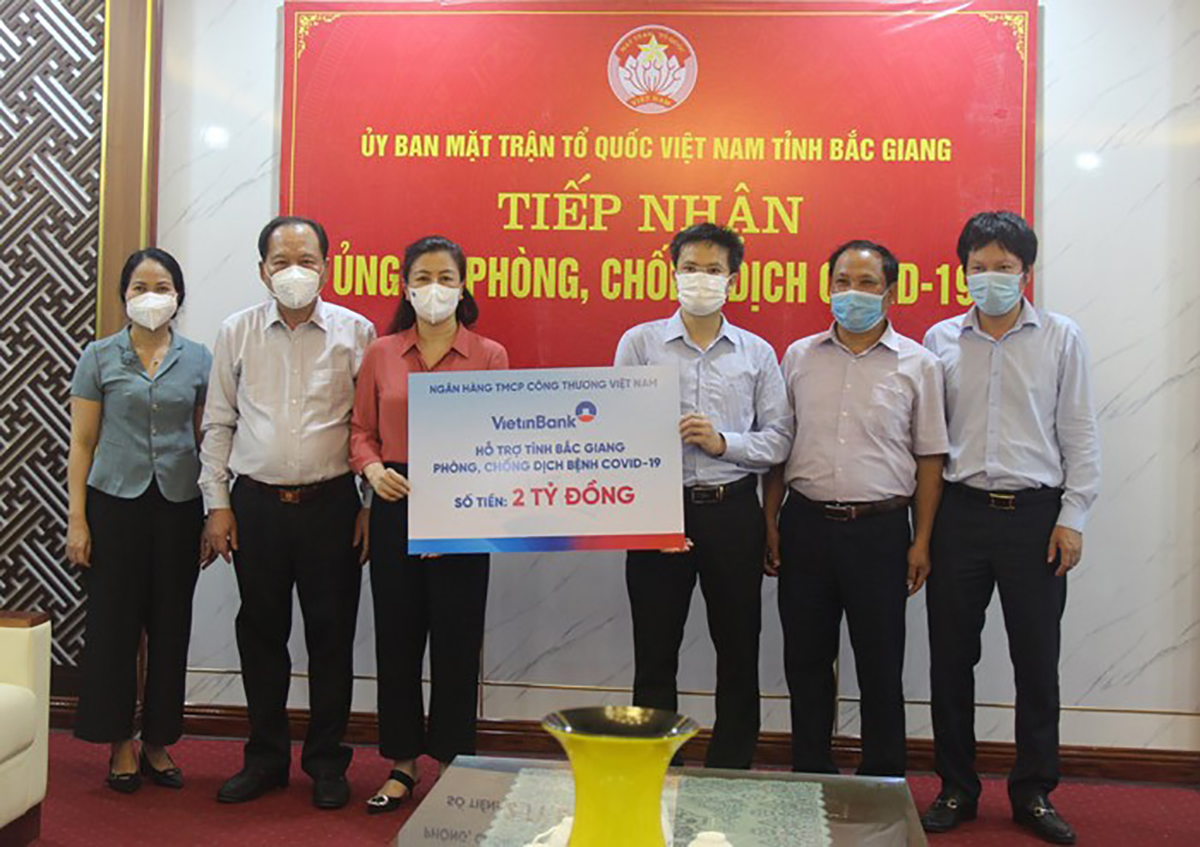 Đại diện VietinBank trao ủng hộ 2 tỉ đồng phòng, chống dịch Covid-19 tại Bắc Giang