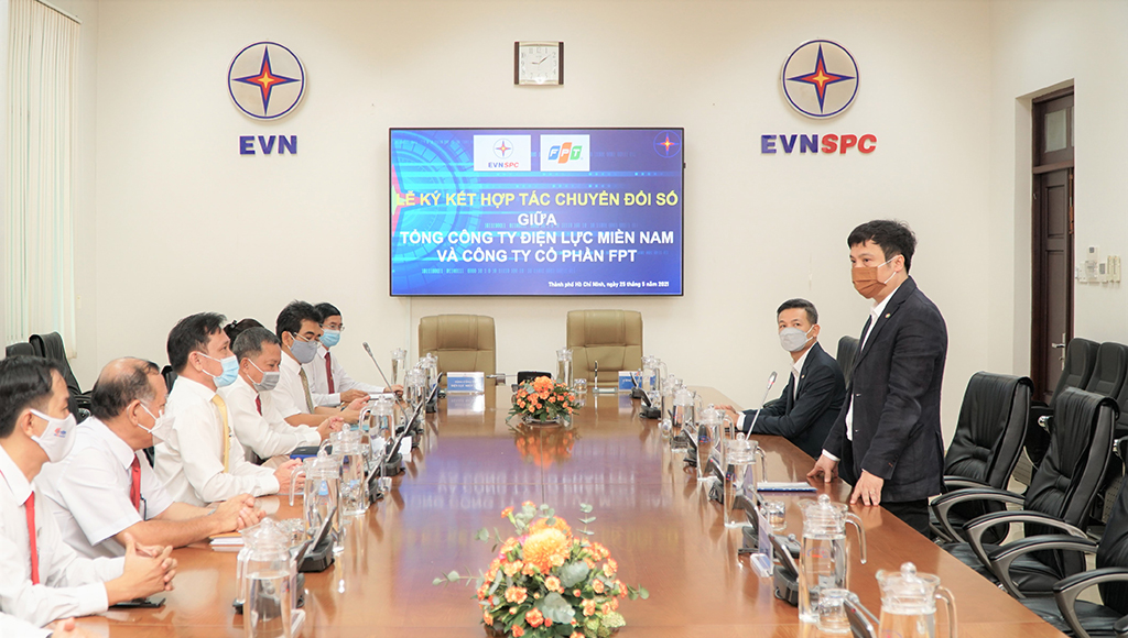 Ông Nguyễn Văn Khoa, Tổng giám đốc Tập đoàn FPT, chia sẻ thông tin về chuyển đổi số tại lễ ký kết hợp tác với EVNSPC. Ảnh: N.Khanh