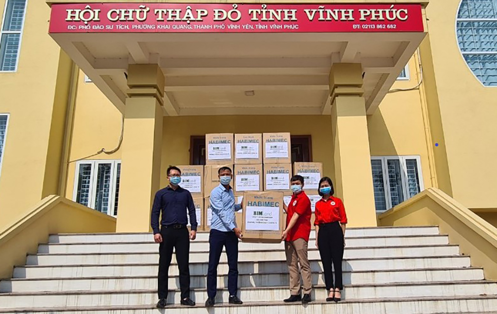 Đại diện BIM Land (thành viên Tập đoàn BIM Group) trao 1 triệu chiếc khẩu trang cho Hội Chữ thập đỏ tỉnh Vĩnh Phúc