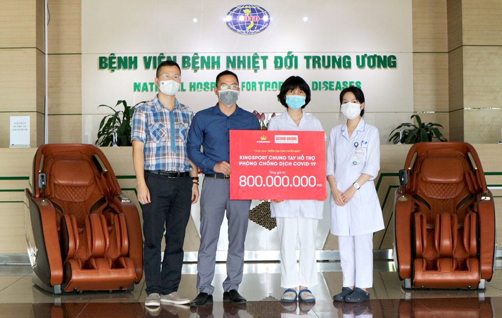 Ông Nguyễn Trung Kiên, GĐ Điều hành khu vực miền Bắc - Đại diện Kingsport (thứ 2 từ trái sang) tặng thiết bị chăm sóc sức khỏe và tiền mặt tại BV Bệnh nhiệt đới TW