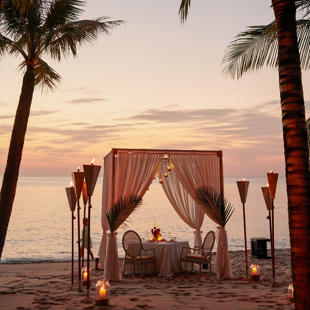 Bữa tối lãng mạn trên bờ tiển tại Salinda Resort Phú Quốc.