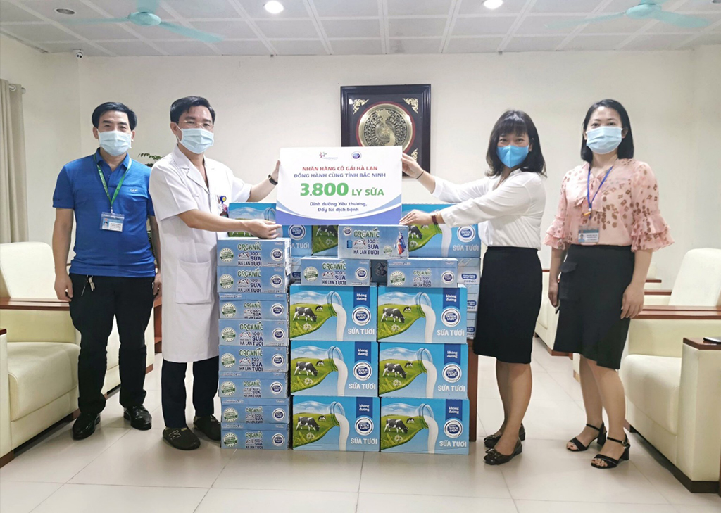 Các bác sĩ tại Bệnh viện Sản Nhi tỉnh Bắc Ninh nhận sản phẩm hỗ trợ từ Cô Gái Hà Lan