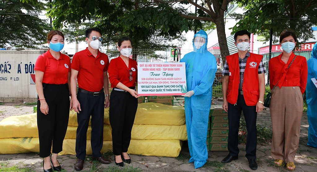 Đại diện Quỹ HTX trao tặng 500 giường phục vụ công tác phòng chống dịch tại Bắc Giang