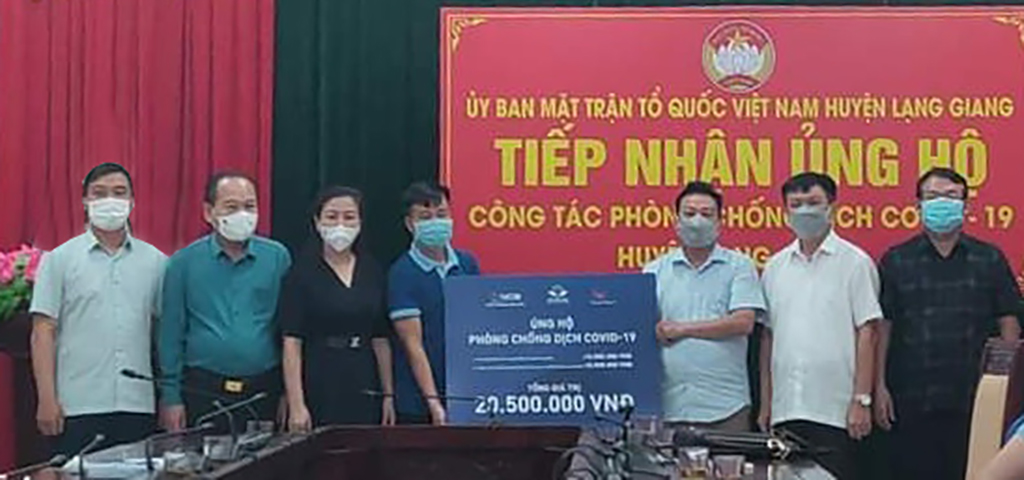 Đại diện Quỹ HTX trao tiền và hiện vật tại nơi cách ly huyện Lạng Giang