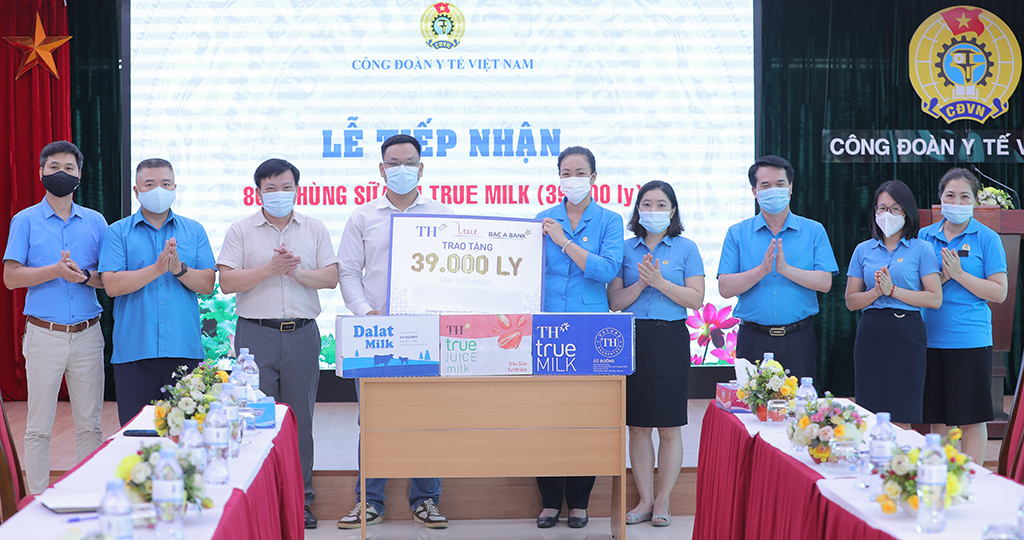 Đại diện Tập đoàn TH trao 39.000 ly sữa cho Công đoàn Bộ Y tế tiếp sức lực lượng tuyến đầu chống dịch - Ảnh: TH cung cấp