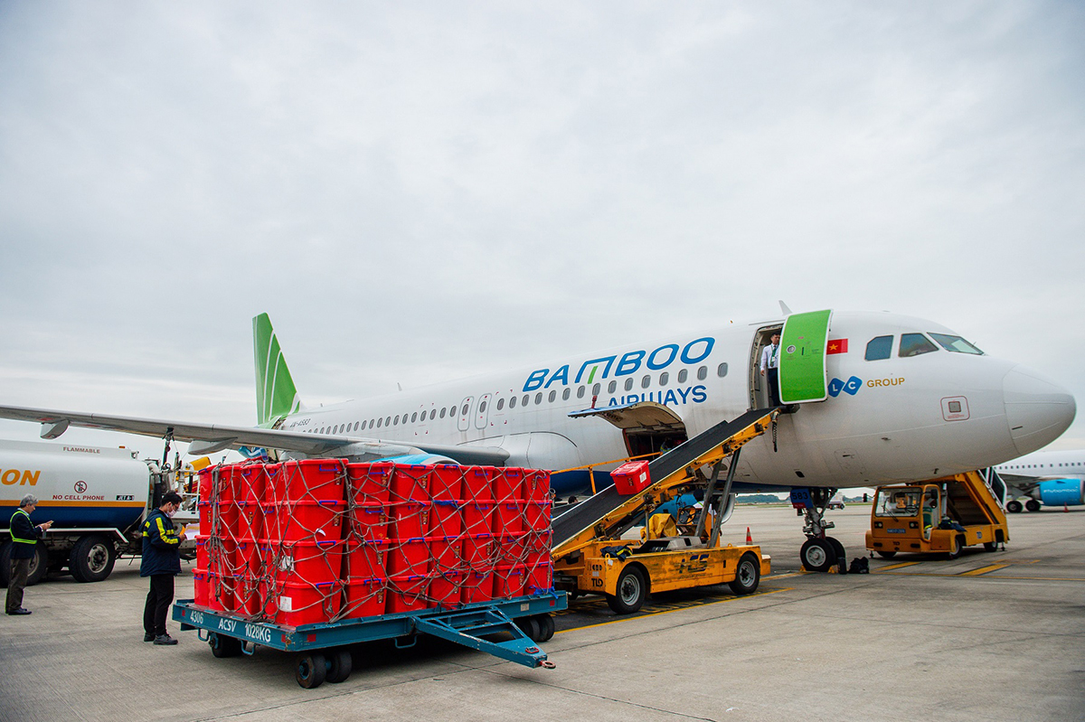 Bamboo Airways vận chuyển miễn cước 100 tấn hàng hoá y tế, nhu yếu phẩm trong 2020 